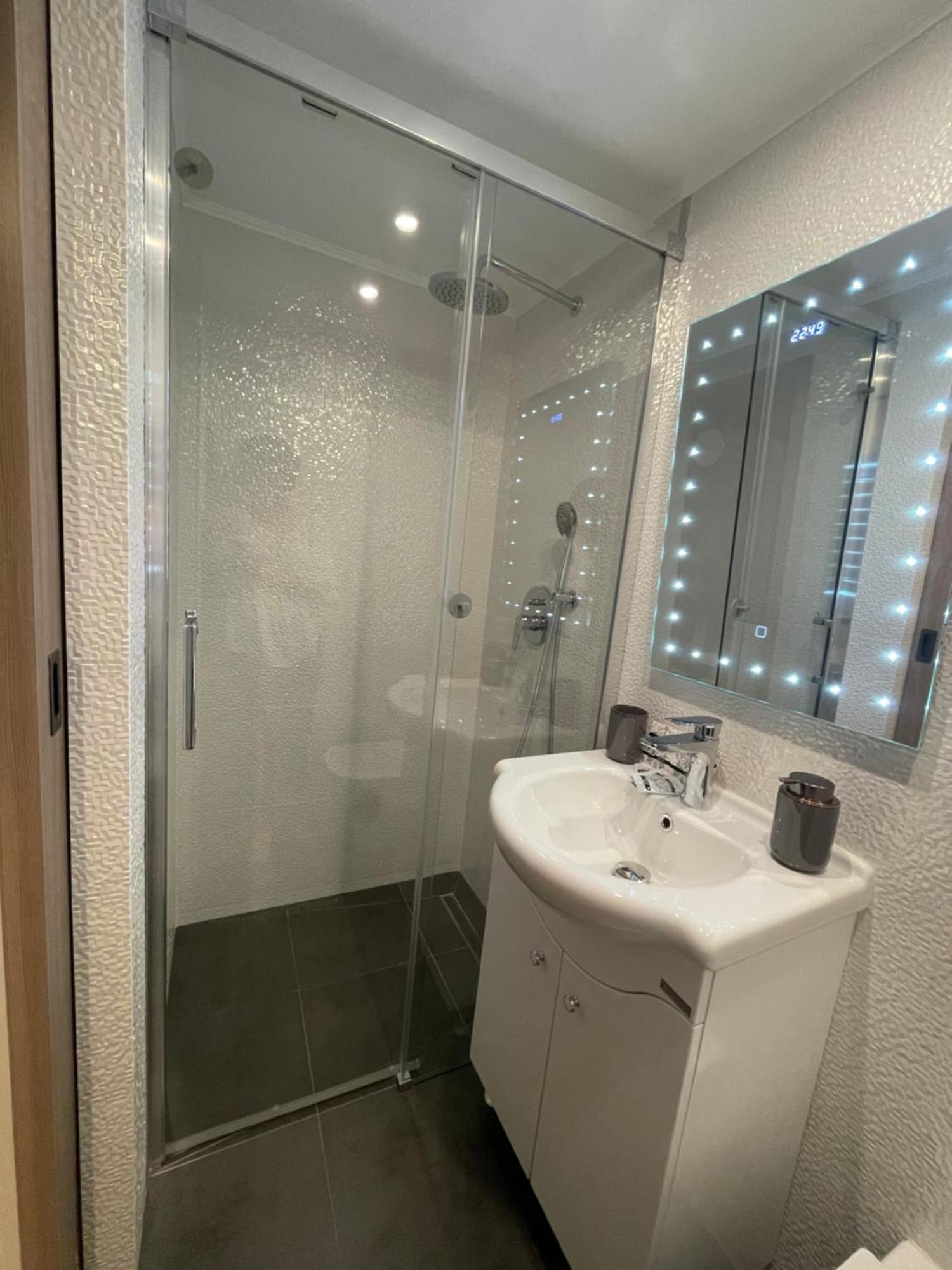 Central Apartment With 2 Bedrooms And 2 Bathrooms أرادايا المظهر الخارجي الصورة